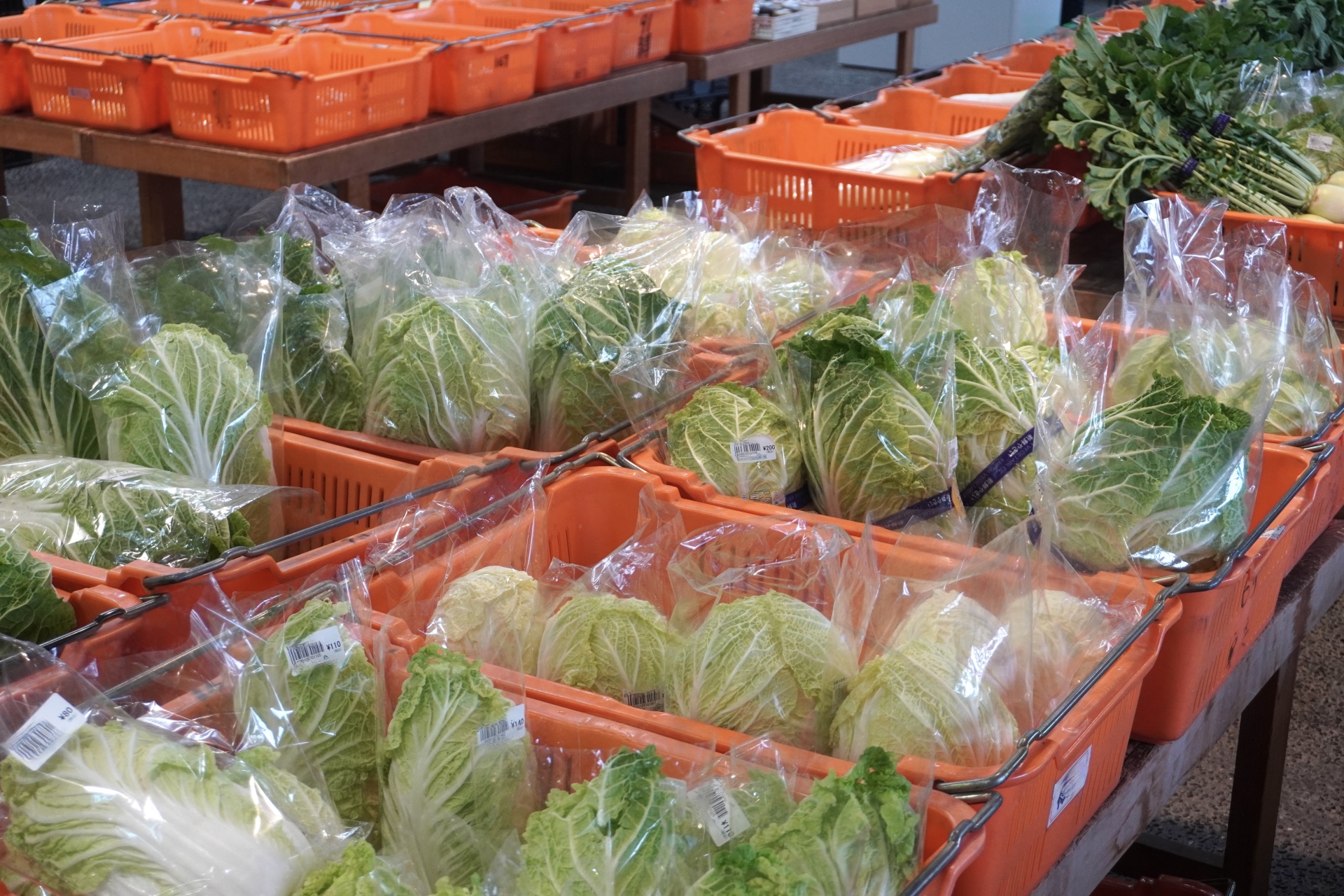 「発酵の里こうざき。新鮮野菜が並ぶ道の駅の様子」