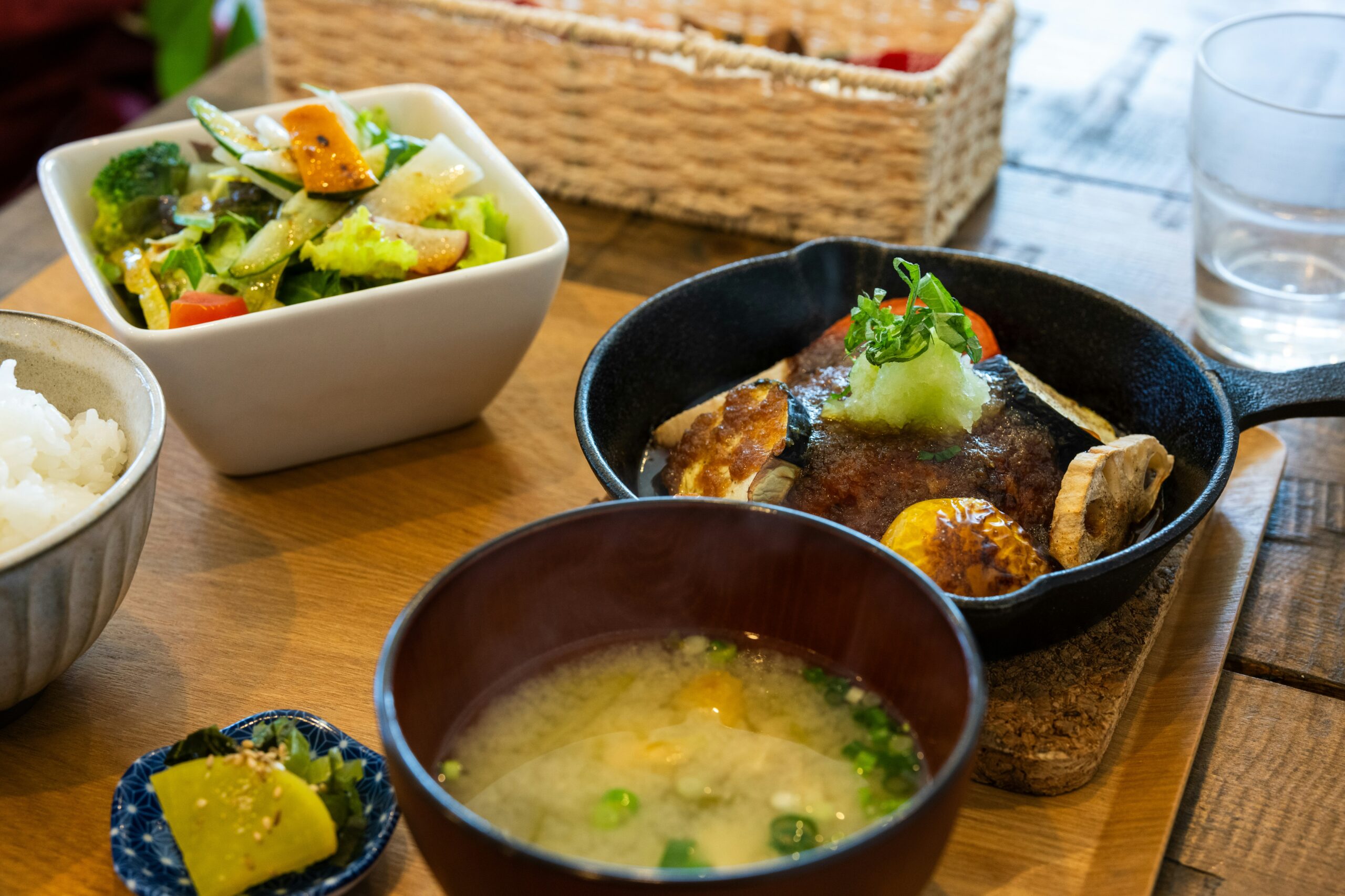 塩麹、醤油麹、味噌など日本の発酵調味料を使ったやさしい食卓のイメージ。