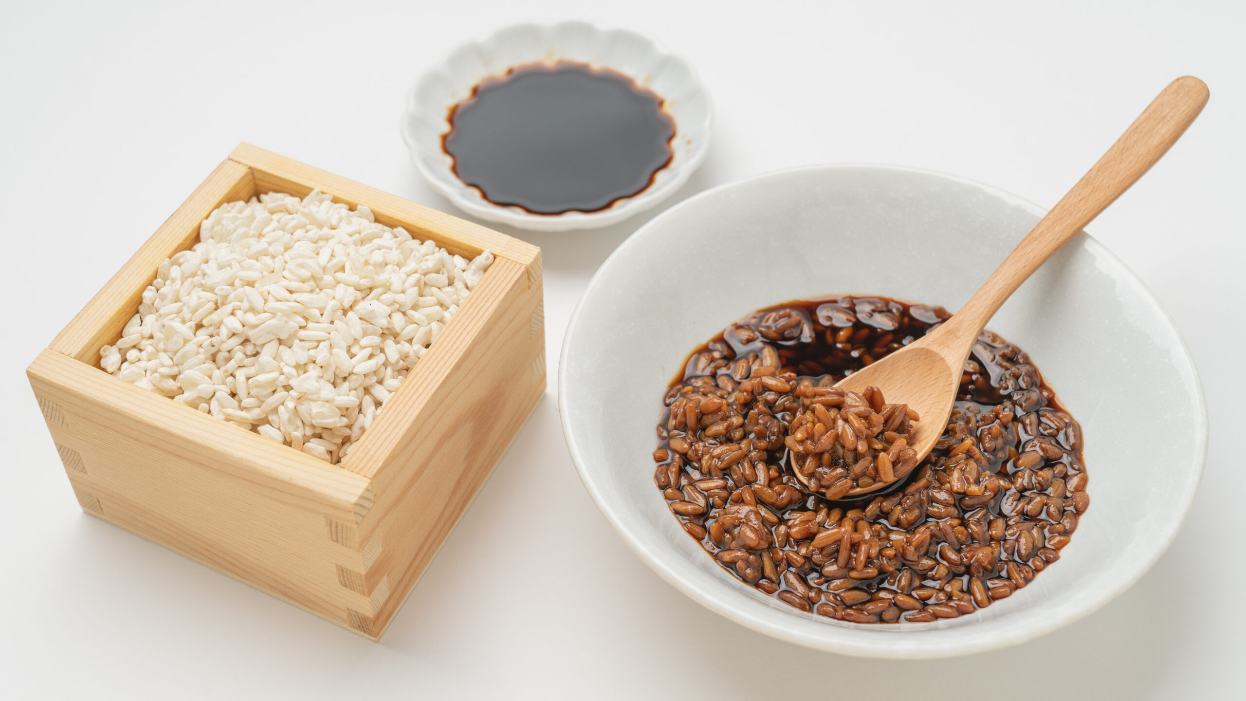 枡に入った米麹と醤油が皿に入ったもの　出来上がっている醤油麹が盛られているイメージ