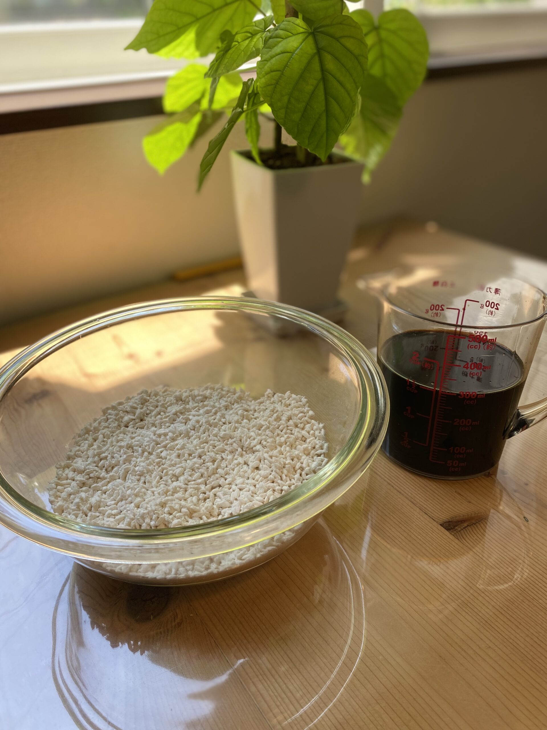 醤油麹作りに使う米麹と計量カップに入れた醤油